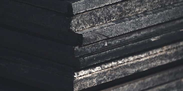 Una pila de granito negro en un logo de granito.