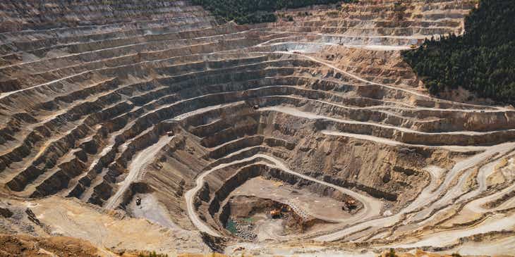 Una vista de la excavación minera en una montaña, en un logo para minería.