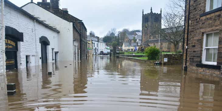 Un camino inundado que requiere la ayuda de un negocio de restauración de daños agua.