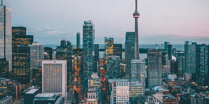 Una imagen del horizonte y los edificios de la ciudad de Toronto en un logo con edificaciones.