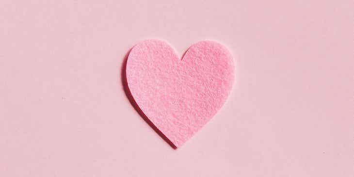 Um coração rosa em um fundo rosa.