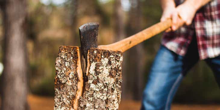 Un uomo virile che taglia la legna.