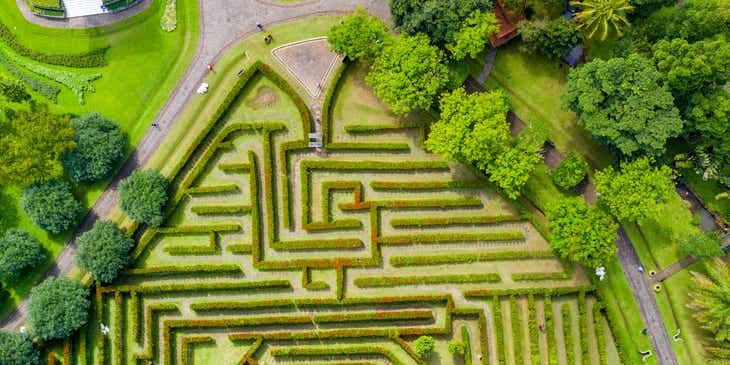 Un grand labyrinthe dans un jardin verdoyant.
