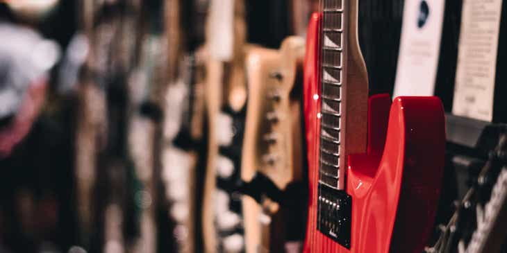 Elektryczne gitary wyeksponowane na wystawie w sklepie z instrumentami muzycznymi.