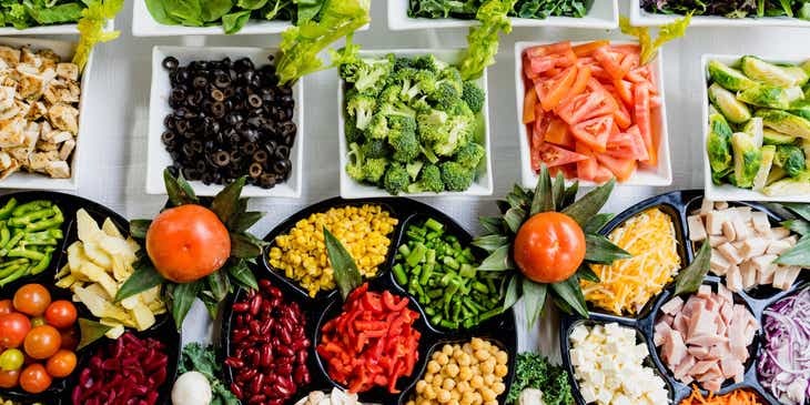 Bir beslenme işletmesinde çeşit çeşit sağlıklı sebzeler ve salatalar.