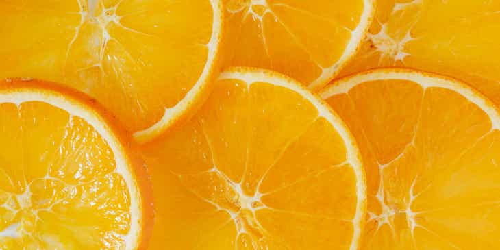 Daire şeklinde dilimlenmiş turuncu portakallar.