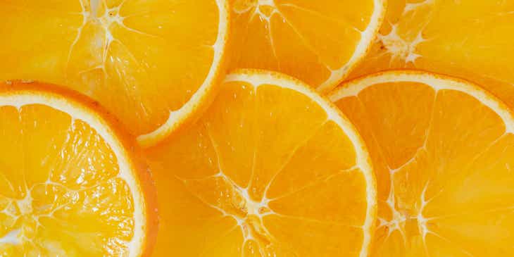 Aneka irisan jeruk berbentuk lingkaran oranye.