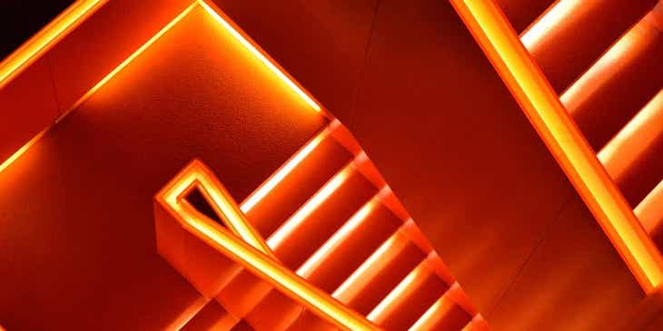 Ein Treppenhaus scheint in einem warmen Orange förmlich zu glühen.