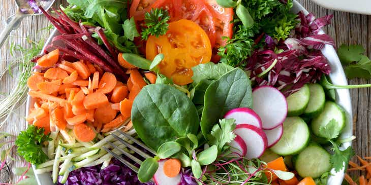 Un plato de verduras sobre una mesa en un logo para comida orgánica.