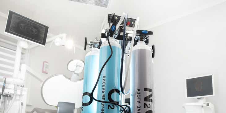 Tabung oksigen dan dinitrogen oksida di sebuah ruangan di rumah sakit.