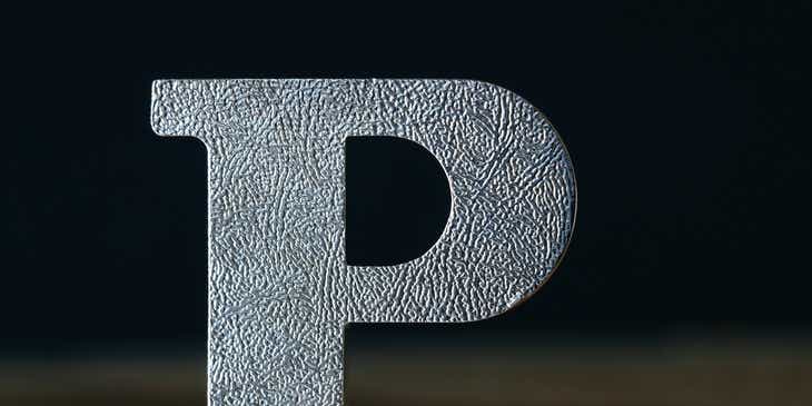 Koyu bir arka planda görüntülenen 3D şeklinde gri bir "P" harfi.