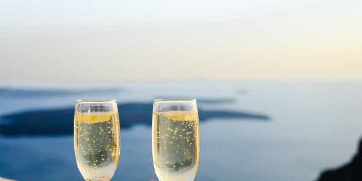 Twee glazen champagne op een richel in een posh hotel.