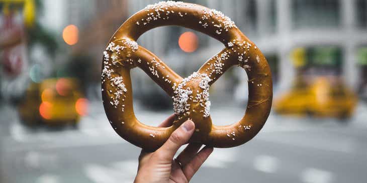 Sebuah pretzel besar dengan latar belakang buram.