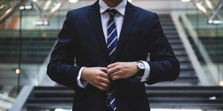 Un professionnel portant un costume et une cravate dans un hall.