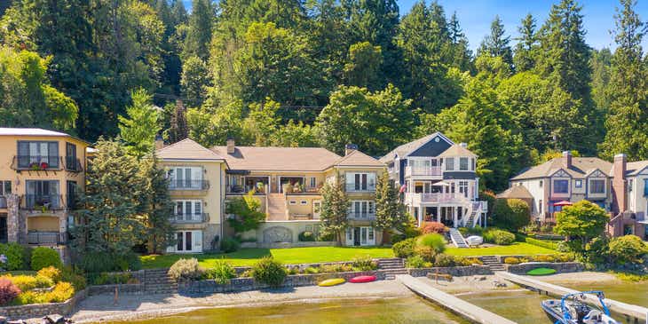 Ein traumhaftes Anwesen von einer Immobilien-Investmentfirma an einem See mit Bootssteg.