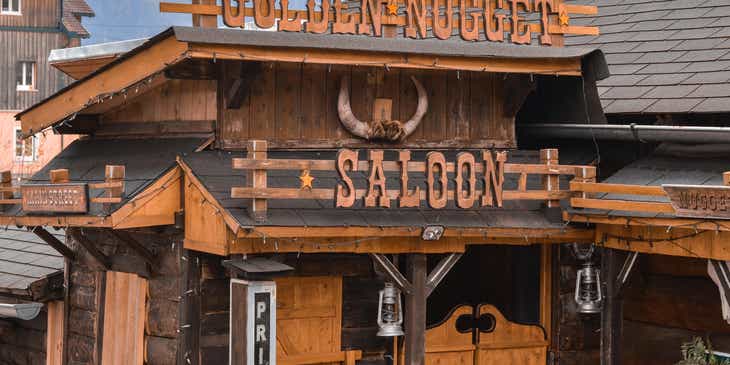 La facciata di un vecchio saloon che si chiama "Golden Nugget".