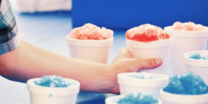 Tassen mit Schnee-Eis werden in einem Schnee-Eis-Laden serviert.