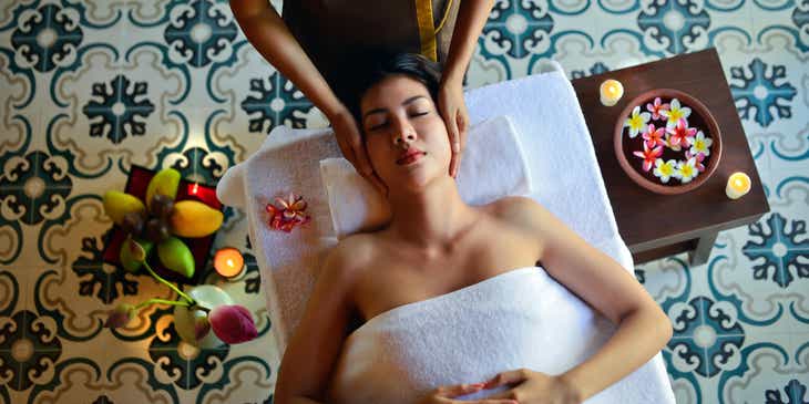 Una donna che si gode il suo massaggio in una spa.