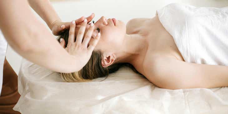 Uma pessoa recebendo uma massagem facial durante um tratamento de spa.