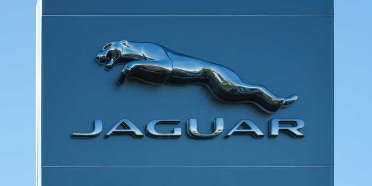 Mocne logo marki Jaguar umiejscowione na budynku.