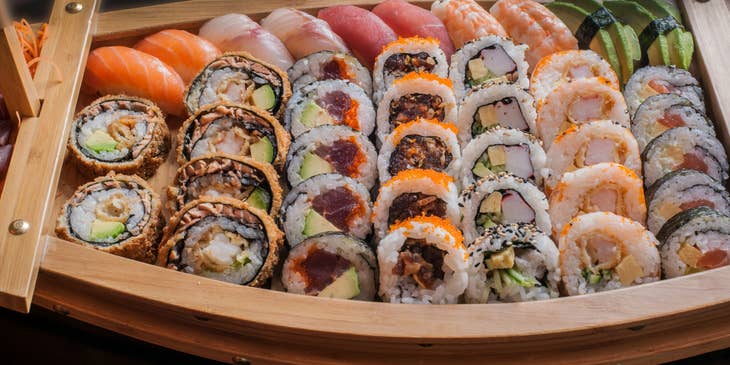 Uma barca com uma grande variedade de sushis.