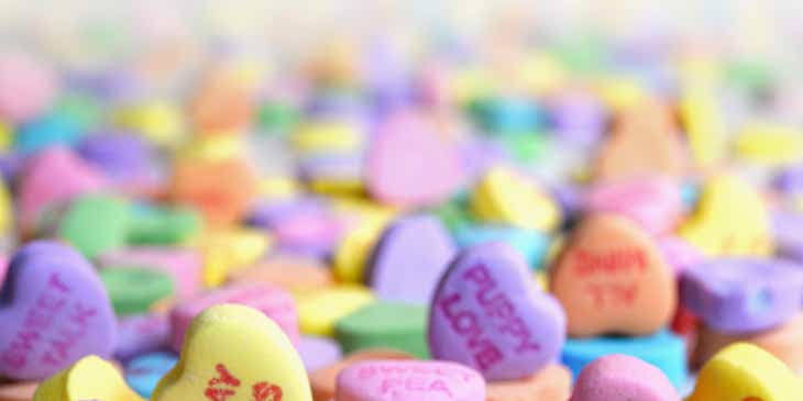 Un assortimento di caramelle a forma di cuore con dei messaggi dolci scritti sopra.