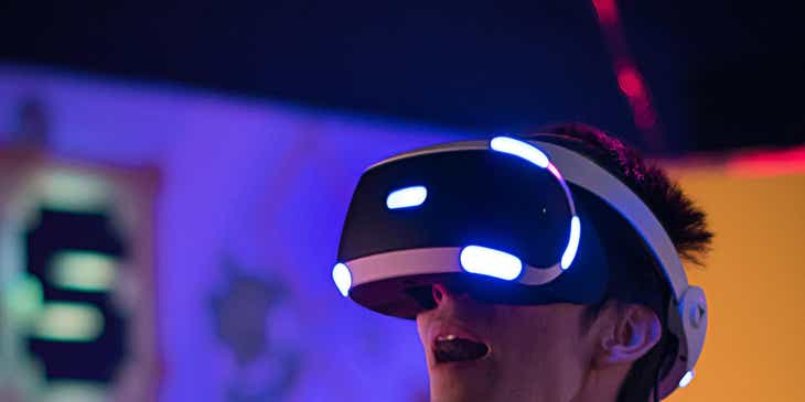 Eine Person testet neue Technologien mithilfe einer Virtual-Reality-Brille.