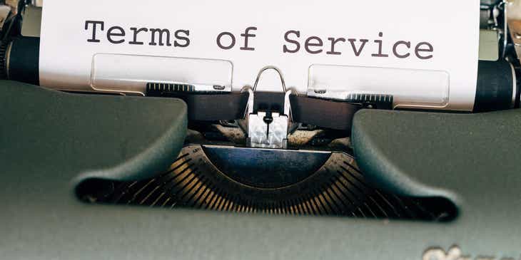 „Warunki korzystania z usługi” napisane na kartce za pomocą maszyny do pisania.