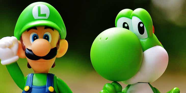 Des figurines de Luigi et Yoshi sur une route.