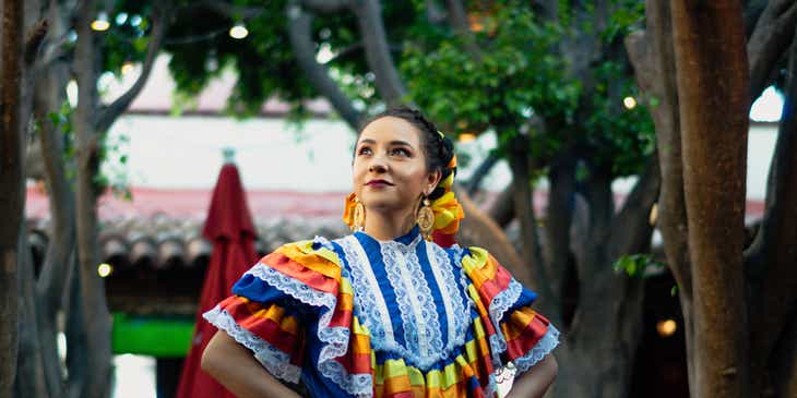 Een vrouw in kleurrijke traditionele kleding.