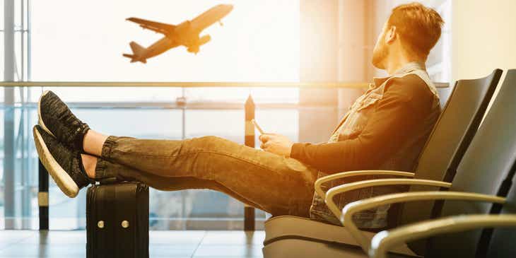 Hombre sentado en un aeropuerto mirando un avión en un logo para agencia de viajes.