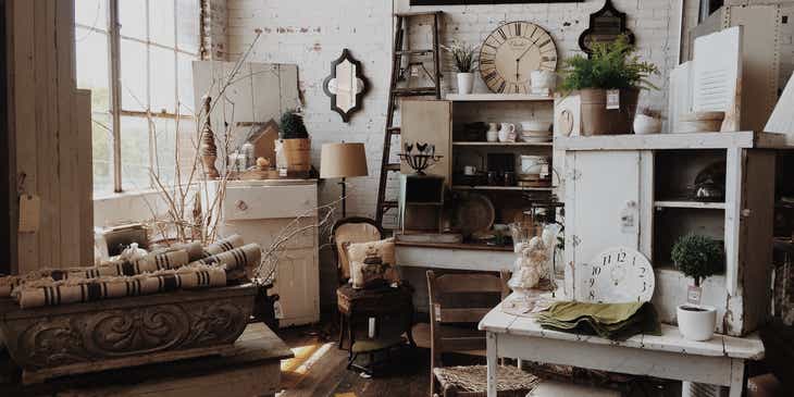 Bir odada yer alan vintage mobilyalar.