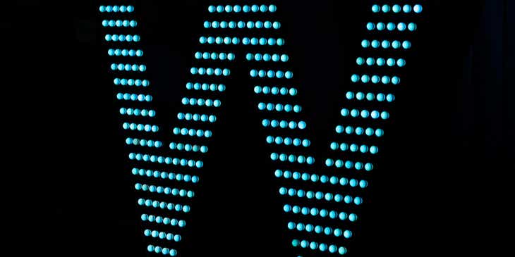 Huruf W yang ditampilkan dalam lampu LED biru.