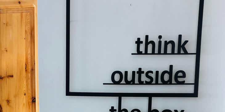 Una frase saggia scritta sul muro che dice "pensa fuori dagli schemi".