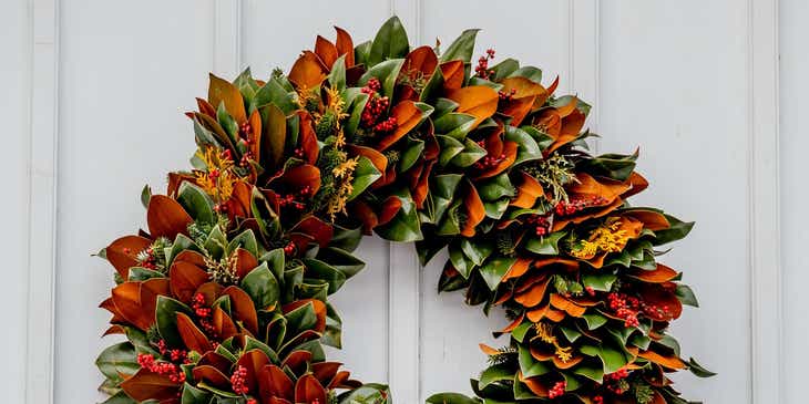 Bir kapı üzerindeki sonbahar temalı bir çelenk.