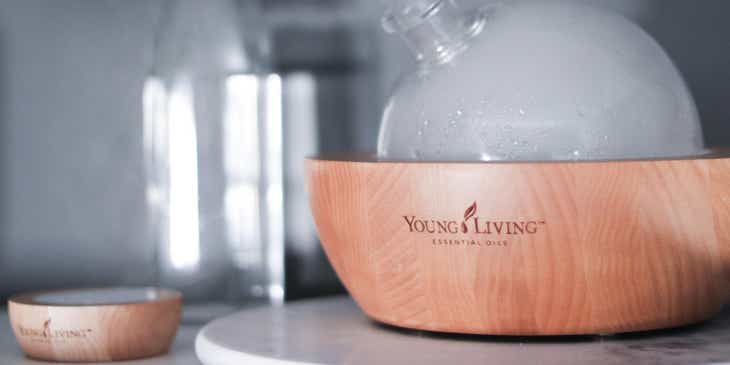 Ein Aroma-Öl-Diffusor der Young-Living-Marke steht auf einem Tisch.