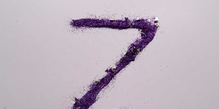 Litera „Z” ułożona z fioletowego brokatu.
