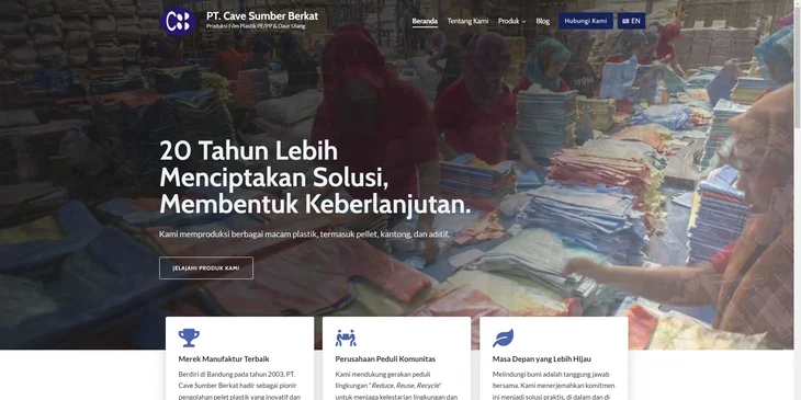 Contoh website daur ulang dengan tampilan halaman utama yang profesional.