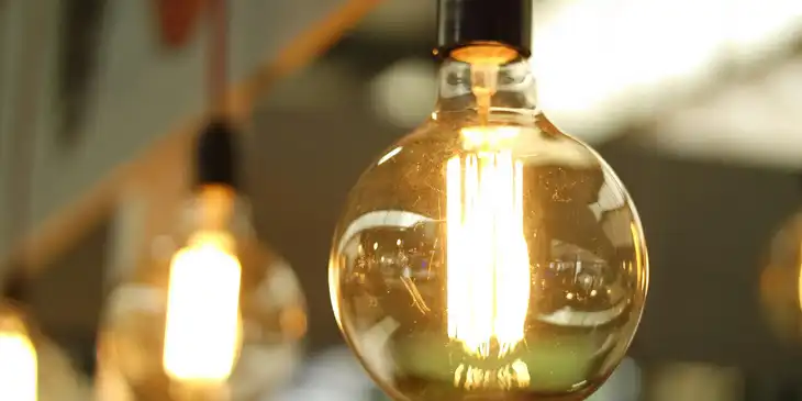 Bola lampu bertenaga surya yang mengubah energi listrik menjadi cahaya.